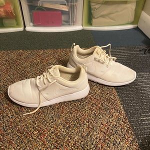 Womens nike roshes (size 6, used condition)